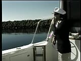 Un tipo arrapato scopa una splendida milf mora con tette sode nella cabina del suo yacht snapshot 2