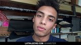 Latinleche - ein lateinischer Junge mit Zahnspange nimmt schmutzige Gesichtsbesamung snapshot 2