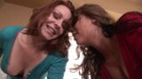 Le grandi tette Ella e Holly Green fanno sesso lesbico hardcore snapshot 3