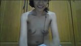 Filipina magra dedilhando no skype com satisfação - p2 snapshot 5