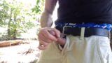 Estoy en el bosque con mis boxers azules junto a un árbol. snapshot 9