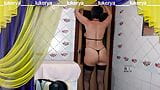 Lukerya seksi yang ceria melakukan latihan paginya dengan menggoda para penggemarnya di webcam online. snapshot 3