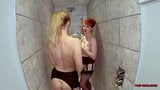 Reife Red und Lucy haben Spaß zusammen unter der Dusche snapshot 12
