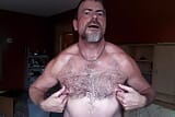 Schwuler papi-fiend Pig spielt mit seinen gepumpten nippeln snapshot 9