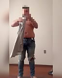 Mollige jongen die kleren uittrekt snapshot 8