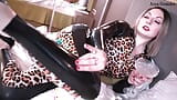 Leopard Print Fashion Látex Catsuit - Fetiche vídeo de borracha da MILF com bunda grande snapshot 2