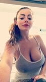 La perra de Sophie Dee nos muestra sus enormes tetas. snapshot 1