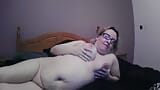 MILF mit dicken fetten titten spielt mit ihrer engen muschi snapshot 12