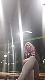 Tranny assis sur la gare en collants la nuit et attendant le train snapshot 3