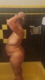 Vrouw die een douche neemt snapshot 2