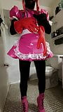 Sissy-Zimmermädchen putzt Badezimmer im Keuschheitsgürtel aus Stahl mit verriegeltem Dildo snapshot 1
