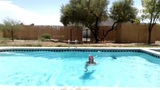 Anna belle fica super gostosa na piscina, pés incríveis snapshot 9