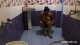 Grote borsten Indische slet Bhabhi onder de douche gefilmd door haar man snapshot 15