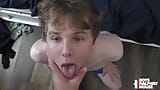 Twink de 18 años fresco obtiene su boca estirada y llena de esperma por papá snapshot 8
