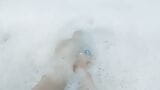 Идеальные ступни госпожи Lara в ванной snapshot 16