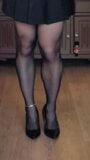 Crossdresser gana medias negras, tacones y vestido snapshot 2