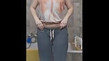 Desnudarse adolescente en su cuarto de baño snapshot 2
