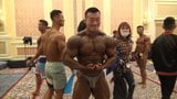Gerittener asiatischer Bodybuilder hinter den Kulissen snapshot 1