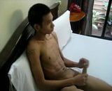 Молодой симпатичный тайский паренек сквиртует порцию спермы snapshot 5