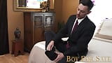 BoyForSale Mark Winters fica de joelhos para Anthony Divino snapshot 2