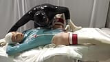 De patiënt onderzoekt de dokter en de dokter speelt met zichzelf in 2 hoeken volledige video snapshot 8