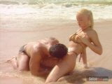 Sesso in spiaggia con una bionda calda che succhia il cazzo snapshot 6