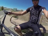Pissing lycra publicznie podczas jazdy na rowerze snapshot 2