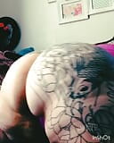 Femeie mare și țâțoasă tatuată sărind snapshot 4