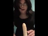 Carina femminuccia fa un pompino a un dildo snapshot 2