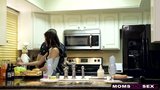 Geile Ehefrau lässt Stieftochter Schwanz teilen, während Vater kocht snapshot 2