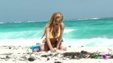 Hing trans Karla op het strand snapshot 1