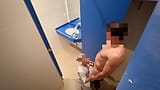 ジムの掃除婦がトイレで手コキをしてくれてびっくりして、フェラチオでイクの手伝いをしてくれます snapshot 8