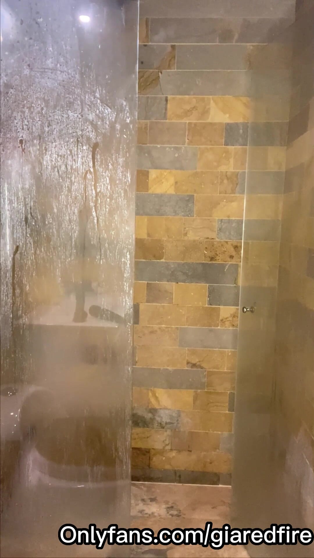 Uspokojení mé kundičky při sprchování - zdarma giaredfire snapshot 3