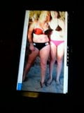 Sperma eerbetoon voor twee bikinimeisjes snapshot 2