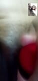 Rijpe vrouw masturbeert door een videogesprek met een dildo. snapshot 9