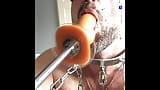 Für einen erzwungenen Blowjob an die Fickmaschine gefesselt, plus Hohlglas-Analplug snapshot 1