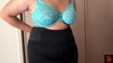 Bella ragazza che prova il nuovo reggiseno - giocando con le tette lattiginose snapshot 7