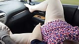車内で公共の場でオナニーをしている巨乳のセクシーな大きなお尻熟女ママ（太い白人少女のオナニー）ssbbw足熟女 snapshot 9