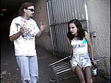 Cara está comendo a buceta adolescente enquanto ela usa meia arrastão snapshot 2