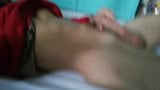 Chico musculoso joven caliente se corre en su cuerpo snapshot 1