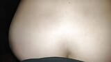 Ik neuk mijn vrouw in een donkere kamer voordat ik haar zachtjes anaal neuk op een close-upcamera, ze berijdt mijn pik snapshot 4