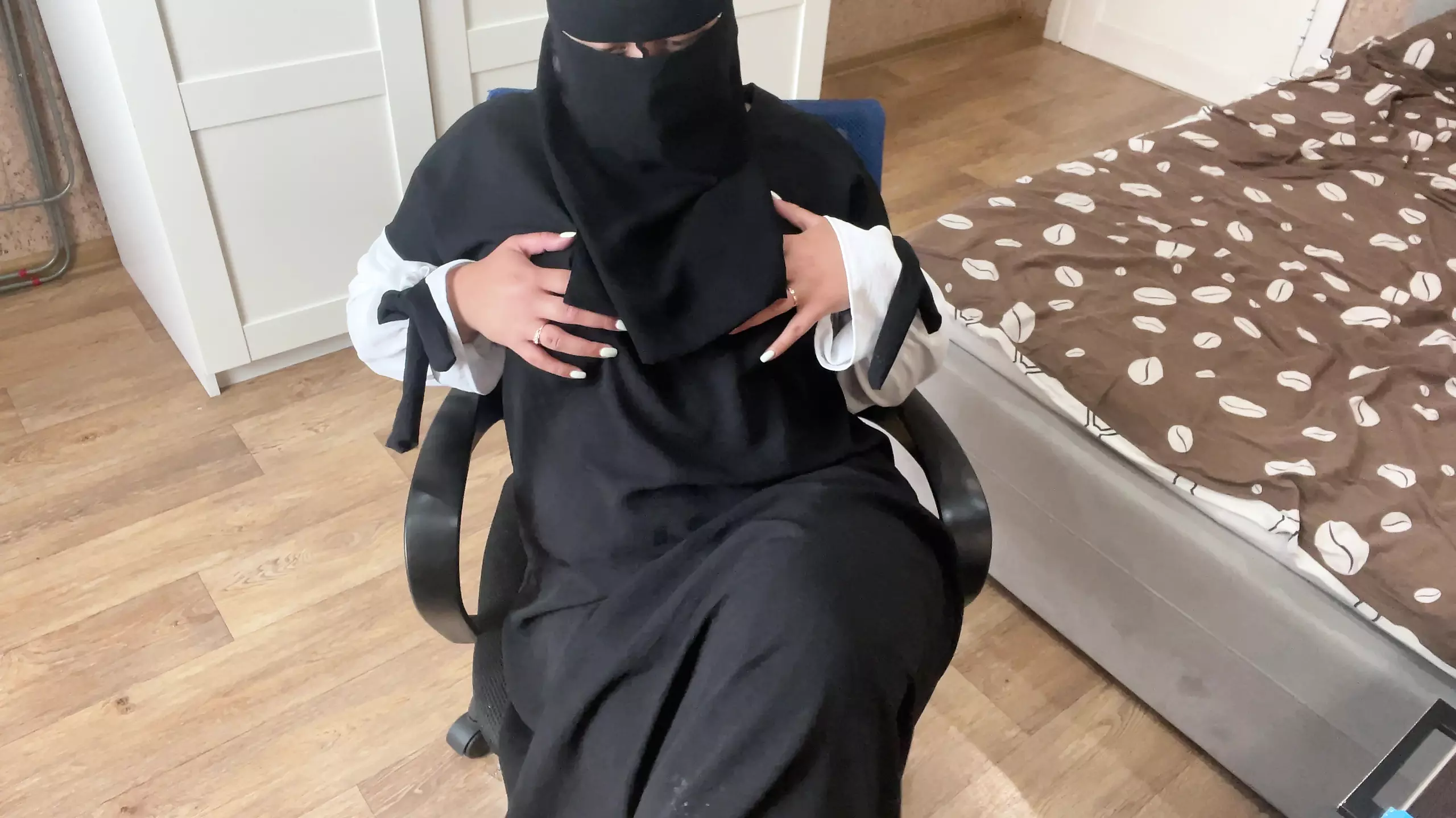 Aziza loves to talk while masturbating