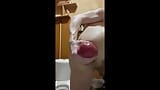 Un jeune mec sexy dans la salle de bain montre son énorme prolapsus anal après avoir joué avec son trou snapshot 13