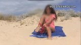 समुद्र तट पर नग्न किशोरी लड़की snapshot 13