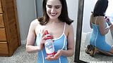 Morena caliente da mamada de crema batida en el espejo y recibe corrida facial snapshot 2