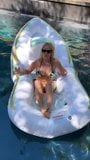 Chelsea Handler im Bikini im Pool snapshot 7