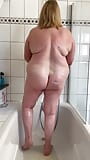 Espero ser squeaky clean no chuveiro, como fica minha bunda grande? snapshot 2