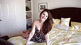 Sexy amadora gata Cali Hayes entra para tirar a roupa e expor sua linda buceta snapshot 1