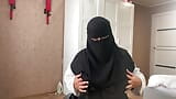 Chica árabe con grandes tetas en hijab en cámara en vivo snapshot 3