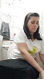 Stiefmutter pinkelt ihre muschi auf dem toilettendeckel, was für ein vergnügen snapshot 1